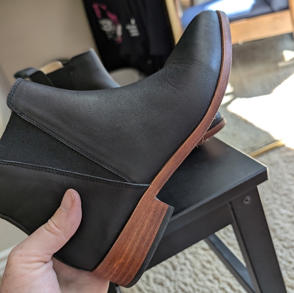 Nisolo Eva Chelsea Boot Black - Picture 6 of 9